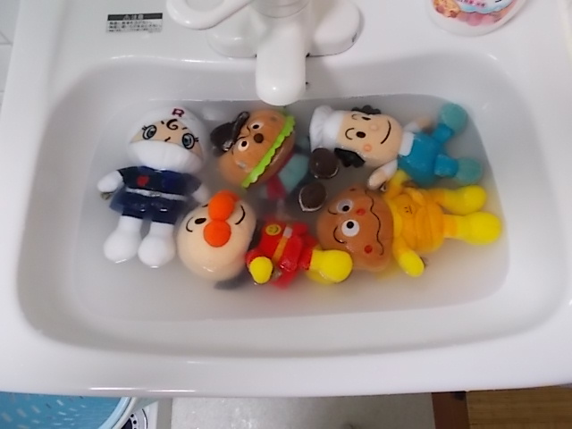 ◇おもちゃを洗って